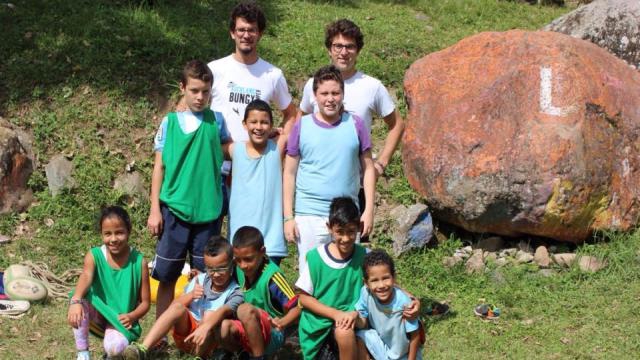 Le tour du monde complètement fou des RugBig Brothers pour venir en aide aux enfants défavorisés