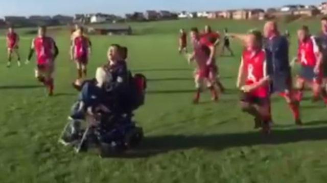 VIDEO. Un jeune handicapé marque un essai avec la complicité de ses coéquipiers... et de ses adversaires