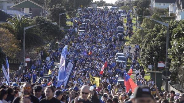 VIDEO. 3000 personnes accueillent Jerry Collins sur sa terre natale pour un dernier hommage