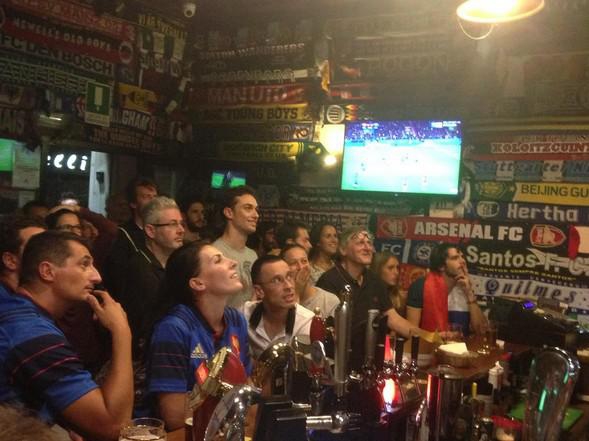 La Coupe Autour du Monde #7 : Revivez France-Italie au cœur d'un bar milanais 