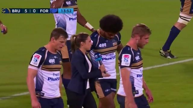 VIDÉO. INSOLITE. Super Rugby - La journaliste s'incruste sur le terrain pour interviewer Henry Speight après son essai