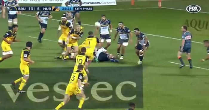 RESUME VIDEO. Super Rugby. La passe décisive de la tête du pilier pour l'essai opportuniste de Jordie Barrett