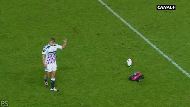 GIF. INSOLITE - Top 14. Quand la voiture-tee sabote la pénalité de Jules Plisson