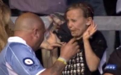 Insolite : Douche froide à la bière pour une jeune supportrice de rugby