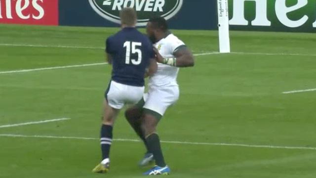 VIDÉO. INSOLITE. Nigel Owens renvoie Stuart Hogg dans ses 22 après une vilaine simulation