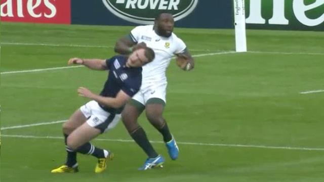 VIDÉO. INSOLITE. Nigel Owens renvoie Stuart Hogg dans ses 22 après une vilaine simulation