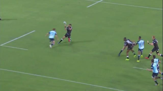 VIDEO. Super Rugby - Clément Poitrenaud fait la différence face aux Waratahs avec une superbe passe sur un pas