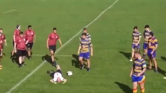 VIDEO. Rugby amateur : l'arbitre tente de jongler mais trébuche sur le ballon