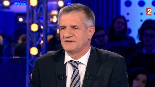 En retard pour un match de rugby, Jean Lassalle se gare sur un passage à niveau et bloque le train !