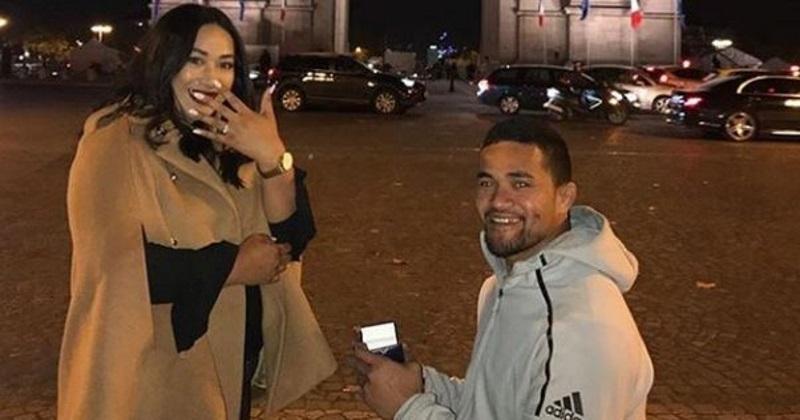 INSOLITE : le All Black Vaea Fifita fait sa demande en mariage au pied de l'Arc de Triomphe