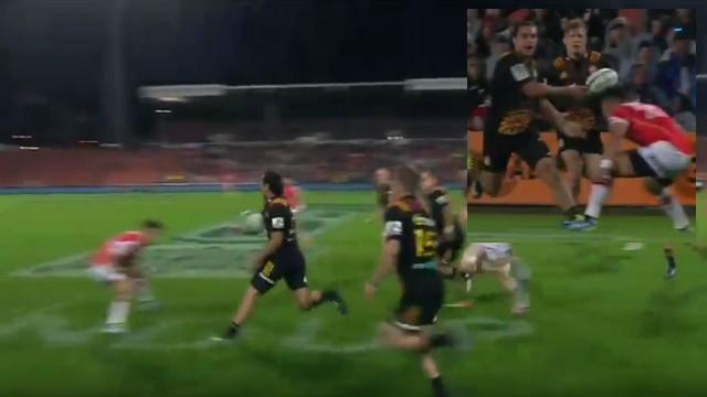 VIDEO. Super Rugby - Le bijou de passe en aveugle de James Lowe pour le slalom de Damian McKenzie