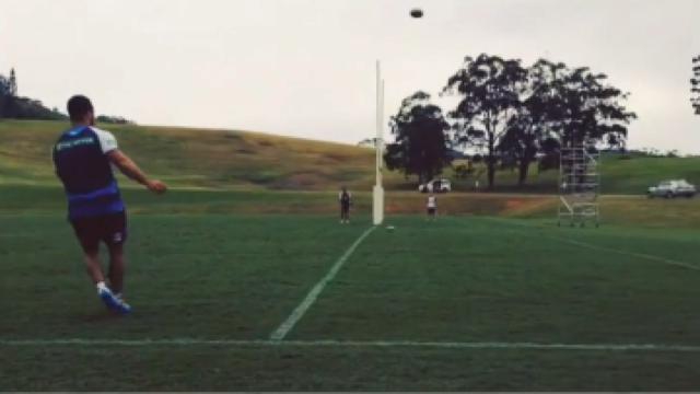 VIDEO. Jarryd Hayne passe un coup de pied complètement hallucinant à l'entraînement