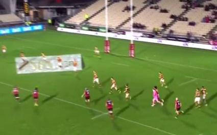 VIDEO. Le superbe double coup de pied transversale de Tyler Bleyendaal pour l'essai de Canterbury