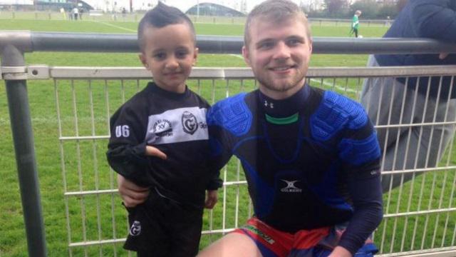 PHOTO. Le rugby plus fort que le handicap avec la rencontre entre Raphaël et le jeune Marwane