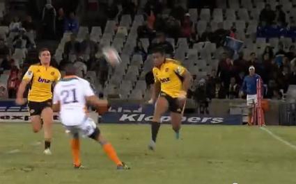 Julian Savea pose la défense et marque 80 mètres plus loin