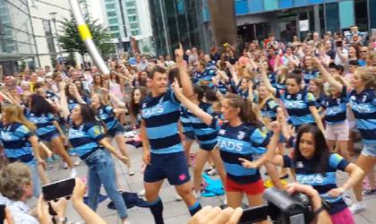 Les Cardiff Blues organisent une flash mob pour présenter leur nouveau maillot