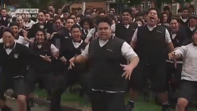 VIDEO. Le Wesley College dit adieu à Jonah Lomu avec un Haka épique