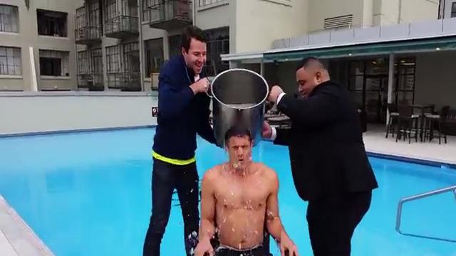 VIDEO. La réaction surprenante de Nigel Owens et la bogossitude de Dan Carter dans le meilleur de l'Ice Bucket Challenge de la semaine