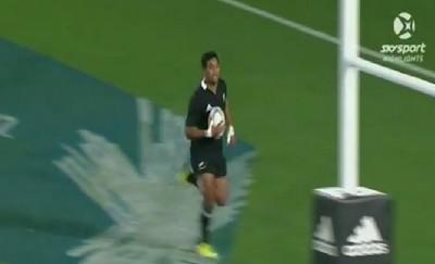 Le jeune All Black Julian Savea fête sa première sélection par un triplé 