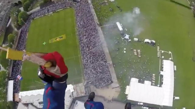 VIDEO. INSOLITE. En direct avec le parachutiste qui amène le ballon coup d'envoi pour la demie de PremierShip