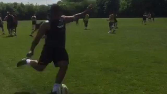 VIDÉO. INSOLITE. Le pilier Mako Vunipola passe une pénalité en bord de touche à l'entraînement