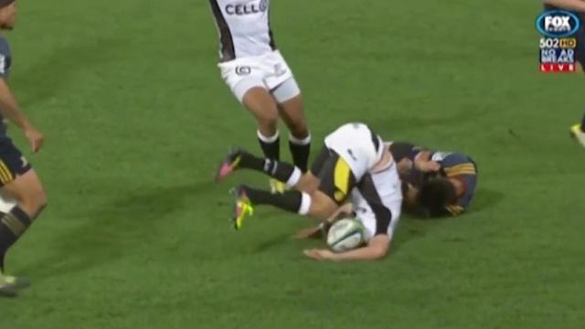 VIDEO. Super Rugby : Jason Emery expulsé après une terrible collision dans les airs sur Willie Le Roux