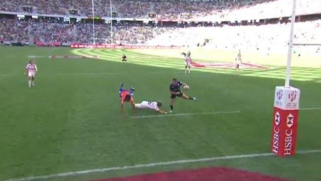 VIDEO. INSOLITE - Rugby à 7 : le vol plané de l'arbitre pour éviter un joueur