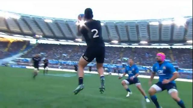 VIDÉO. Le superbe enchaînement passe au pied-passe volleyée des All Blacks face à l'Italie