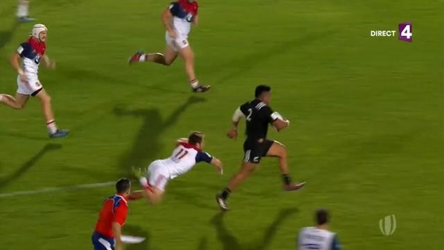 VIDÉO. Championnat du monde U20. Le talonneur des Baby Blacks dépose Arthur Retière avant la chistera outrageuse de son ouvreur