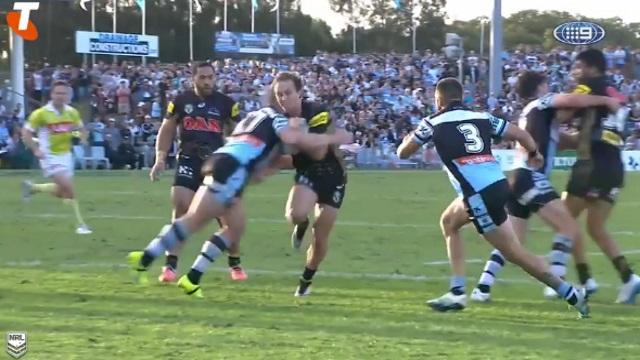 VIDEO. Luke Lewis anesthésie son adversaire pour le plus gros tube de l'année en NRL