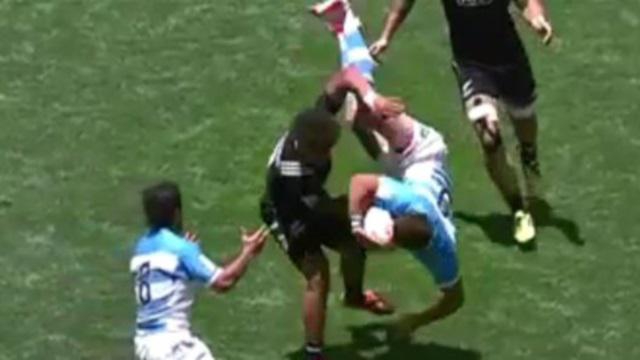 VIDEO. Cape Town 7s : Isaac Te Tamaki retourne son adversaire avec un plaquage violent