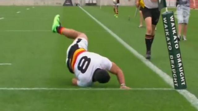 VIDEO. Sevens - Leigh Bristowe se tape la honte en foirant son plongeon