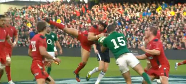 VIDÉO. Irlande - Pays de Galles : Leigh Halfpenny et Rob Kearney captent le ballon en l'air en même temps