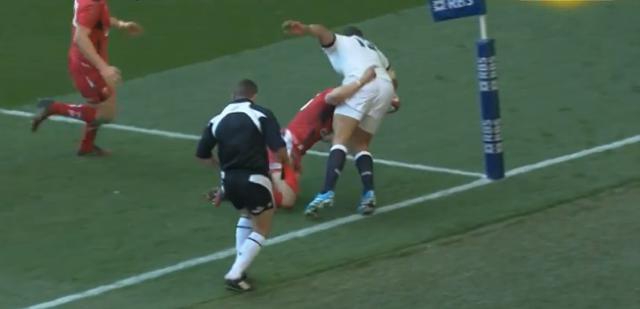 VIDÉO. Angleterre - Pays de Galles : Leigh Halfpenny se sacrifie pour empêcher Luther Burrell de marquer l'essai