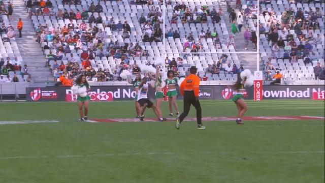 VIDEO. Cape Town 7s - L'entrée d'un streaker prend une tournure inattendue...quand il se met à danser