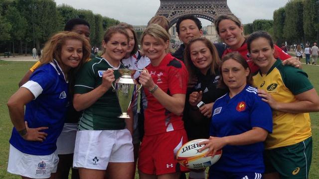 VIDEO. Les 12 capitaines posent dans la bonne humeur pour le coup d'envoi symbolique de la Coupe du monde de rugby féminin