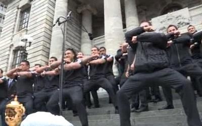 Les All Blacks font le Haka sur les marches du parlement