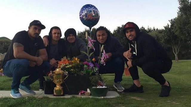 PHOTOS. Les All Blacks rendent hommage à Jerry Collins après leur passage à Christchurch