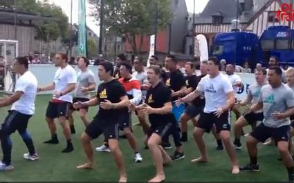 Les Baby Blacks donnent le ton avant le mondial avec un haka musclé