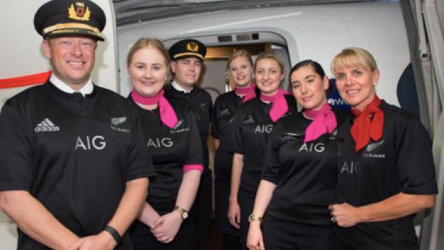 Pari perdu : Les employés d'une compagnie aérienne australienne ont dû travailler avec le maillot des All Blacks