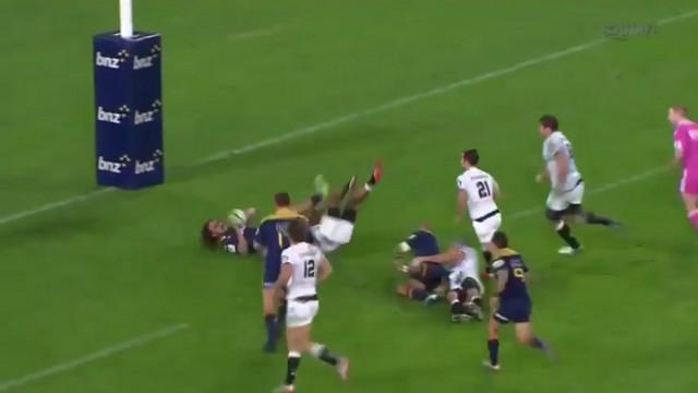 VIDEO. Super Rugby.  Les Highlanders enchaînent les passes après contact sur 95m pour un superbe essai