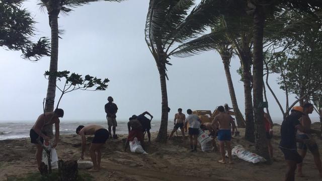 VIDEO. INSOLITE. Les joueurs d'Espagne 7 bravent le super cyclone Winston pour aider les Fidjiens