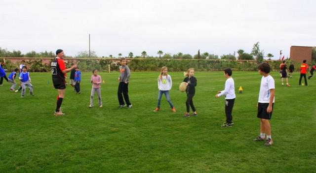 Les Kostokech, le club qui joue sur une pelouse de golf avec des poteaux en palmier 