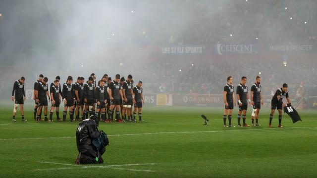 VIDÉO. Les Maori All Blacks rendent hommage à Anthony Foley avant leur puissant haka