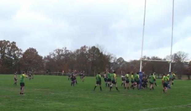 VIDEO. Rugby amateur #101 : Il envoie son adversaire s'écraser sur le poteau et marque en puissance
