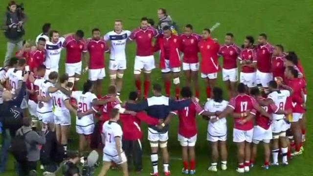 VIDEO. Les Tonga et les USA partagent un beau moment de communion après leur rencontre