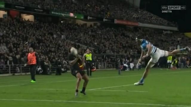 RÉSUMÉ VIDÉO. La superbe passe décisive de la poitrine d'Israel Dagg lors de la démonstration des All Blacks