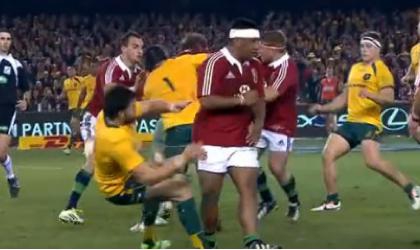 VIDEO. Le (discret) coup d'épaule de Vunipola sur Ashley-Cooper