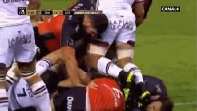 GIF. Top 14 - Luke Braid exclu après avoir marché sur le visage de Mamuka Gorgodze