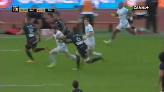 GIF. Top 14 - Maxime Machenaud se fait arracher le ballon comme un bleu en pleine course par Yacouba Camara